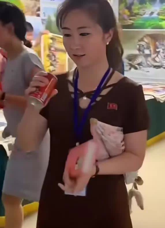 朝鲜女人为什么不喜欢穿裤子呢？你们发现了没有？朝鲜女人不喜欢穿裤子，个别