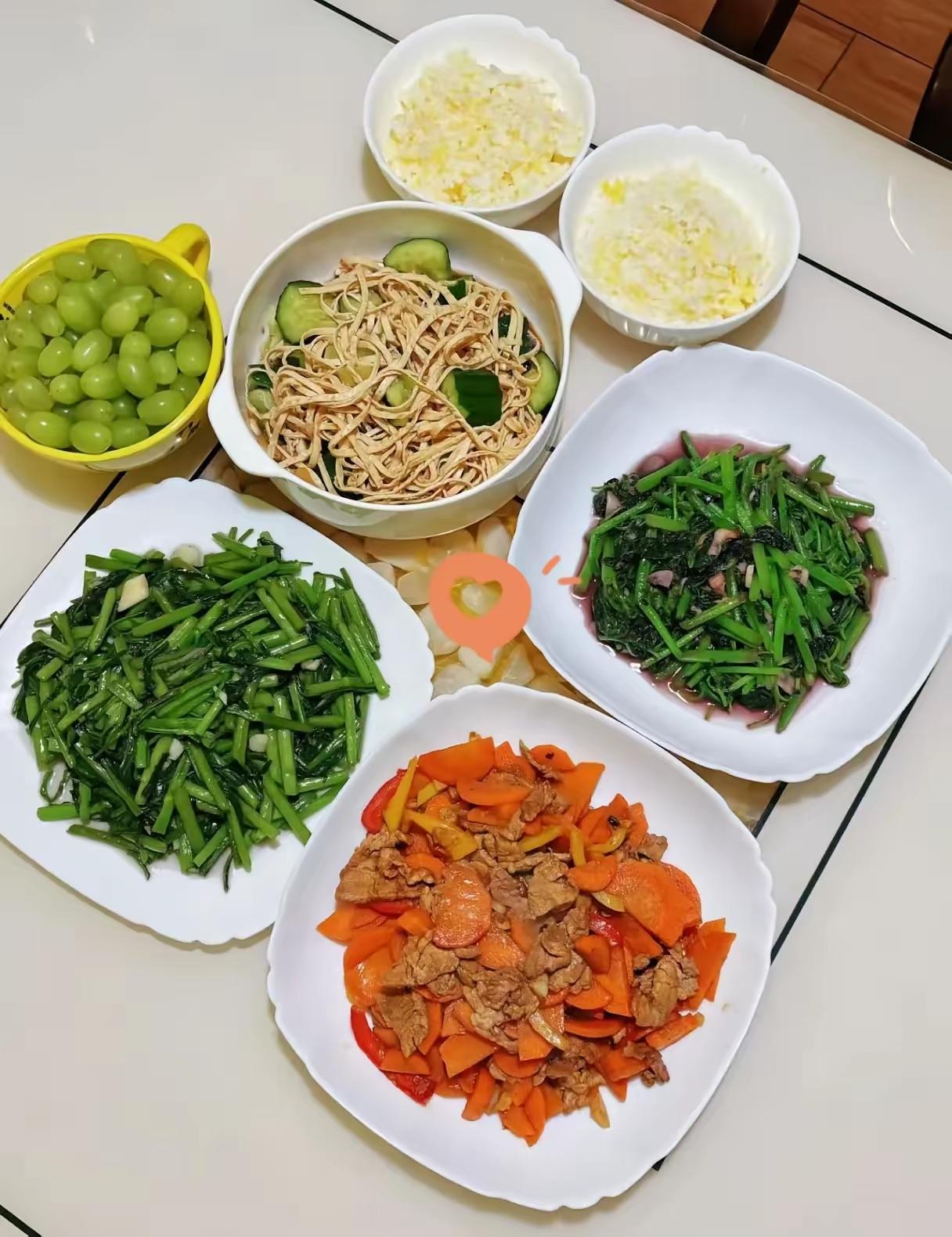 婆婆今年69岁，每个月退休工资6000元，每天都做饭，但每天饭做的很清淡，一周都