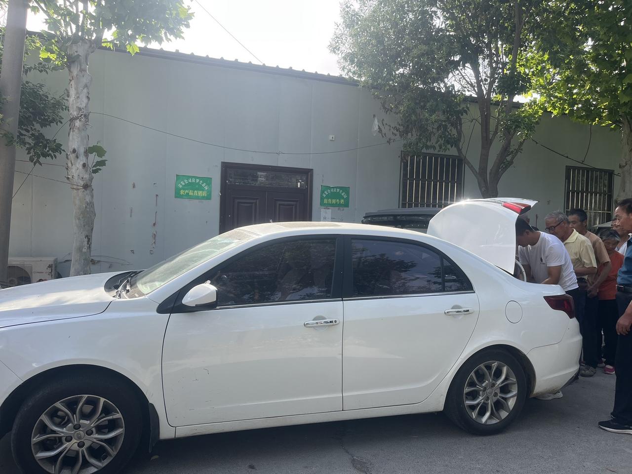 既优质又便宜的鲜牛奶每天包装完送到店里，客户排起长队，不等卸车就取完了！