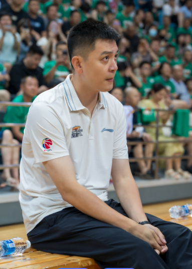 杨鸣两手空空！据奥利弗经纪人透露：经过与辽宁男篮的协商，奥利弗大概率会成为辽宁男