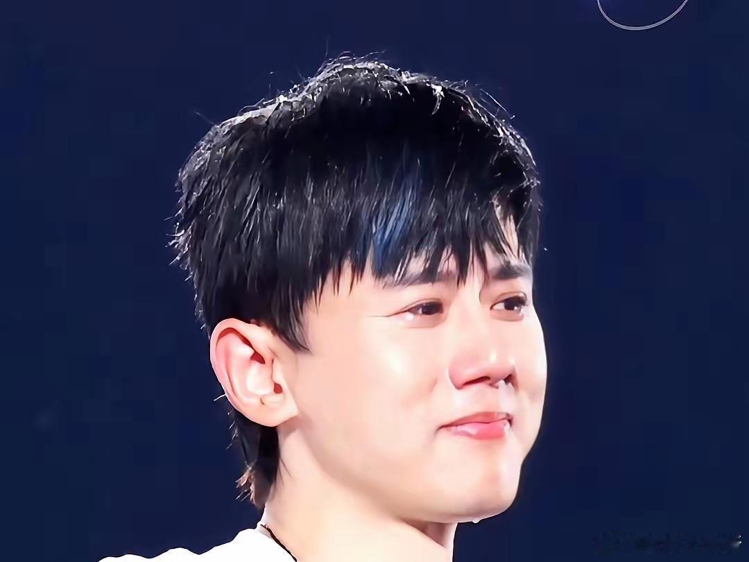 张杰现在肯定愁得慌不是愁新歌没人听也不是愁演唱会座不满，而是愁自己太红了！这日子