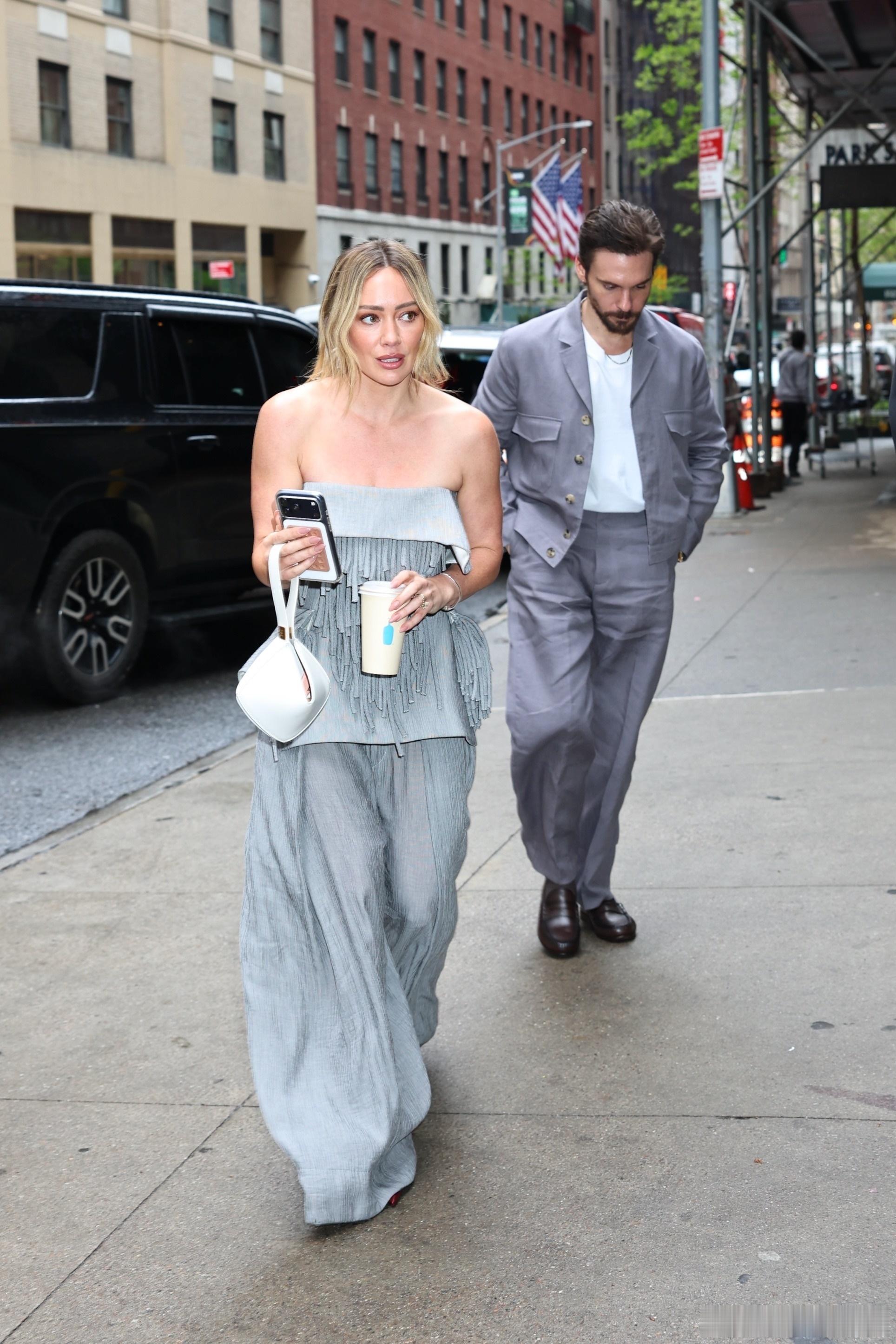 hilaryduff希拉里达芙和老公Matthewkoma在纽约外出，参加《