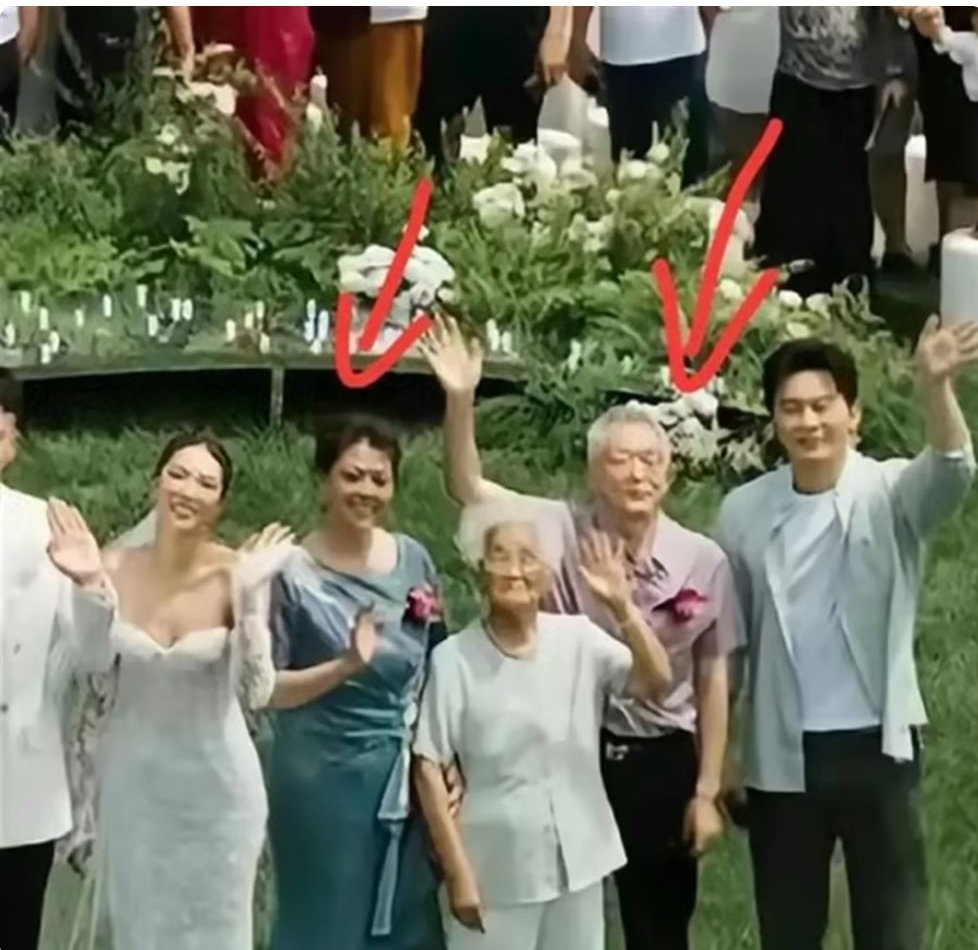 李晨罕见全家同框！和老爸长得很像，继母很年轻，妹妹小他18岁