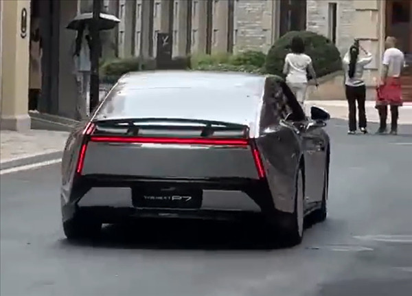 小鹏P7实车曝光，钛金属色也太帅了，是不是有超绝的未来感紫色版好像是贴了改