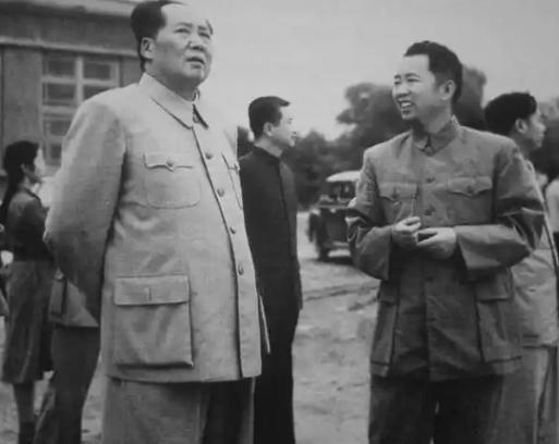 1952年，毛主席见到刘亚楼后，忽然让他“给我行个礼”。刘亚楼听完顿时愣住，一时