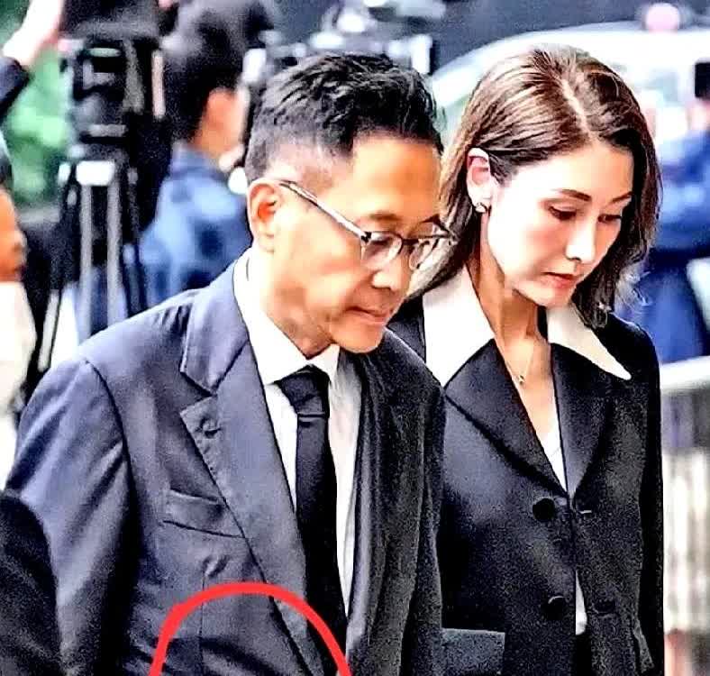 一觉醒来，许晋亨天塌了！许晋亨和李嘉欣每月从家族信托拿200万生活费，但