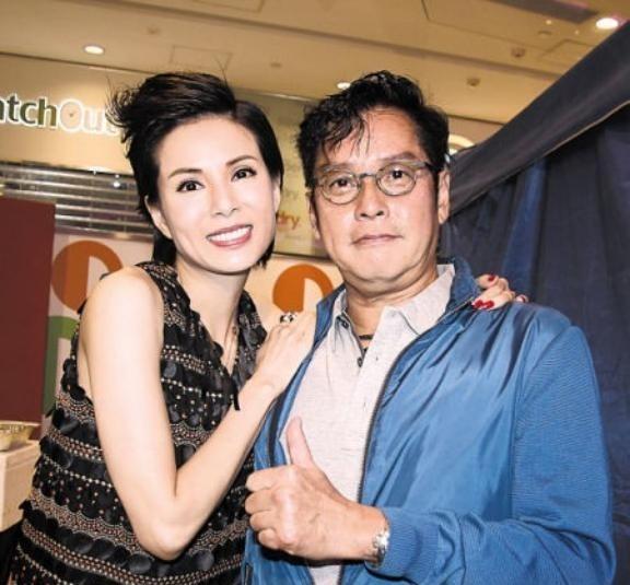 1996年,香港歌王谭咏麟突然向妻子杨洁薇提出,要把自己10亿家产全部转让给她,