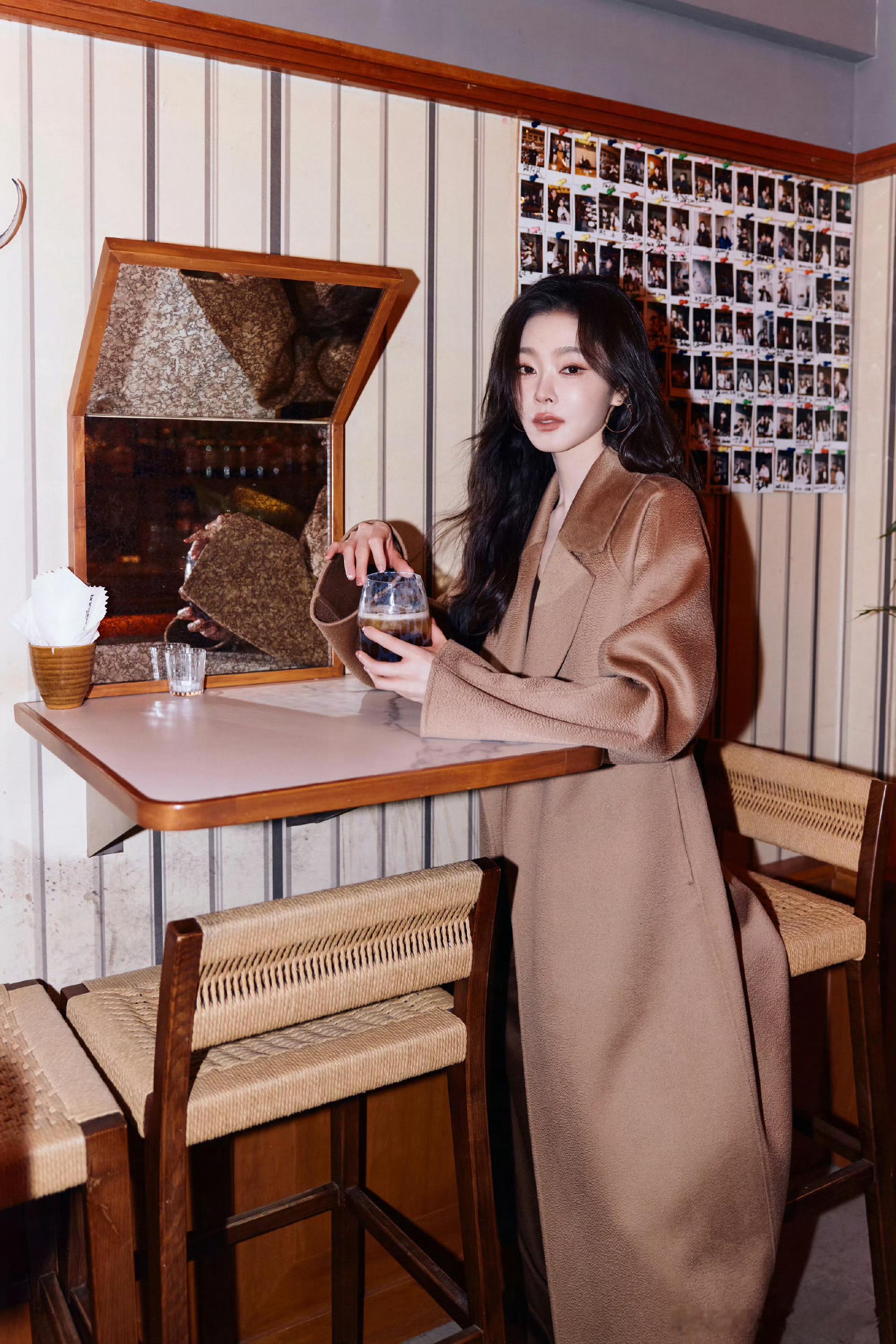 宋轶驼色大衣宋轶这一身穿搭真是太有女人味了吧，时尚和优雅尽显！