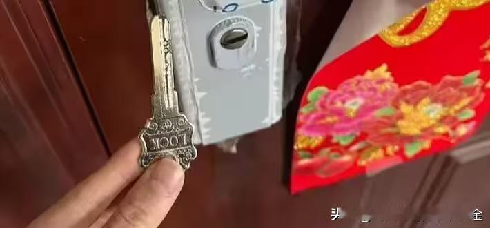 合肥女大学生聂女士美团下单开锁，商家派外包师傅上门，师傅以“C级锁需强拆”为由层