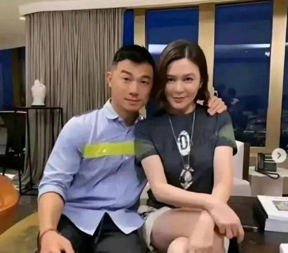 这是关之琳的模特男友，小伙子27岁，关之琳62岁，两人相差35岁。