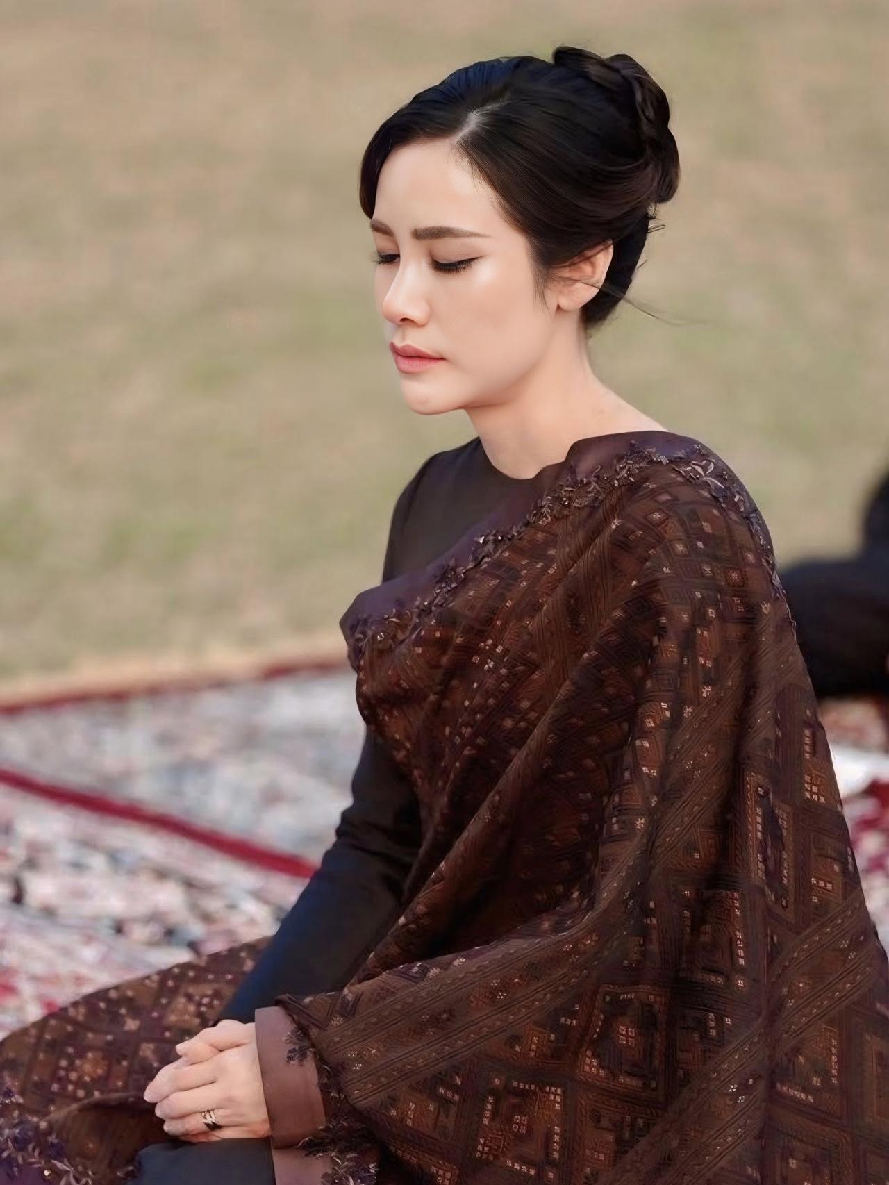 41岁诗妮娜又瘦又美，一点看不出是阿姨辈诗妮娜访问印度时穿衣惊艳，仙气满满。国