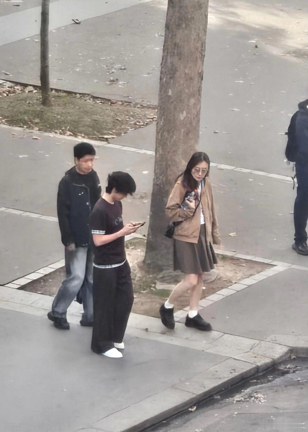 王一博巴黎街头被偶遇在巴黎街头偶遇王一博了街角光影里的酷盖，低调质感满格，侧脸杀