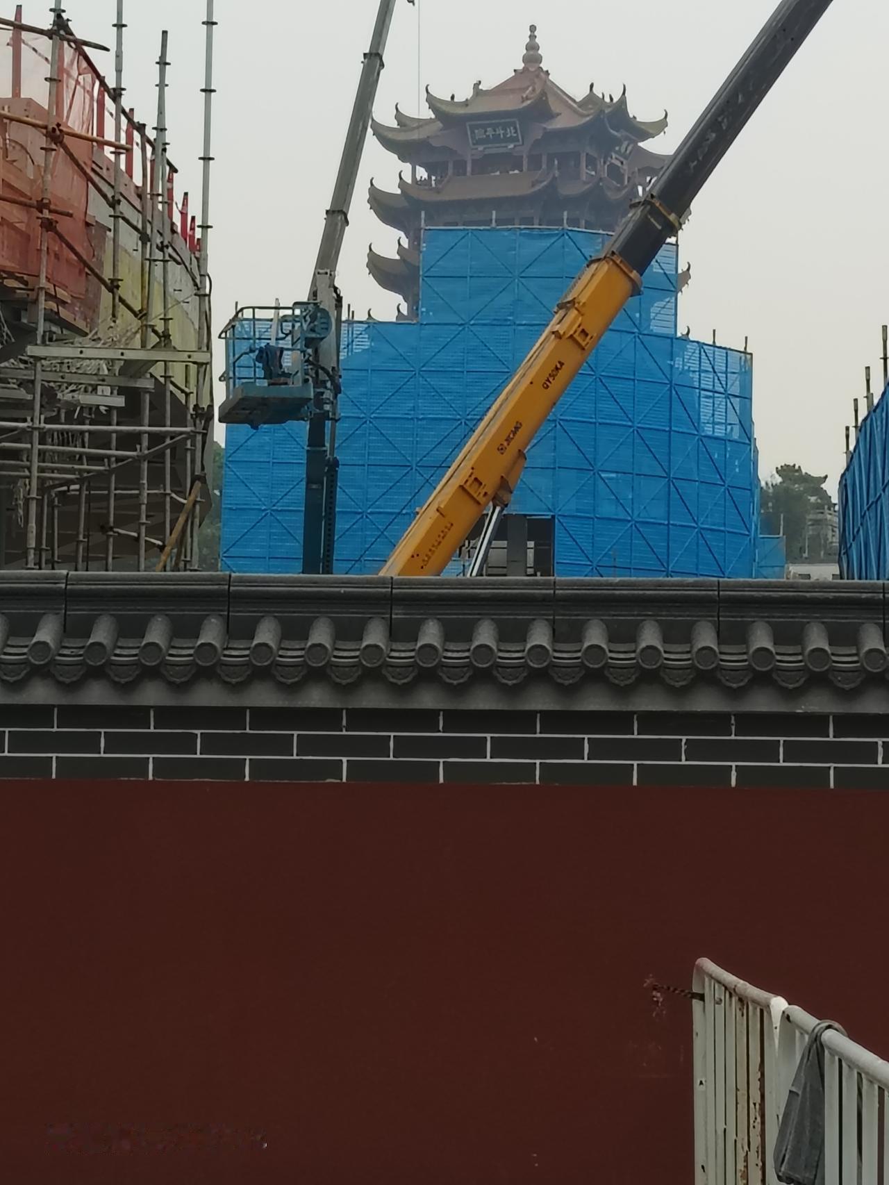 武昌黄鹤楼地铁站上面如此改造是个败笔黄鹤楼地铁站上面正在改造，增加了不少建