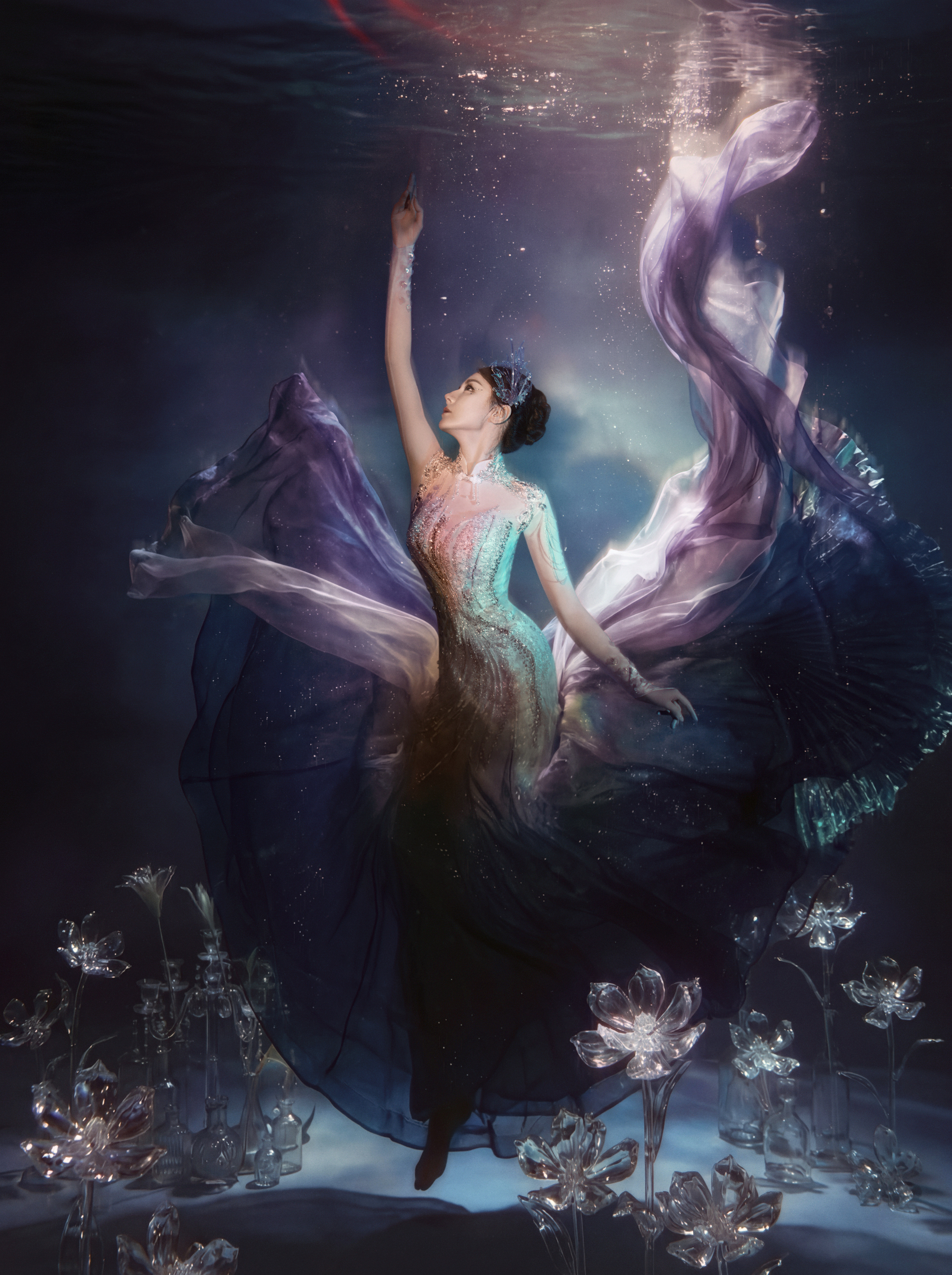 迪丽热巴今日亮相2026央视总台春晚造型图集，华丽针织亮片礼服搭配仙气发饰，超漂