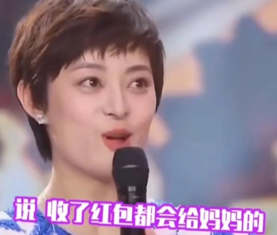 孙俪脸上洋溢着笑脸分享儿子和女儿的趣事，她说儿子收了红包都会给她，到了女儿这里，