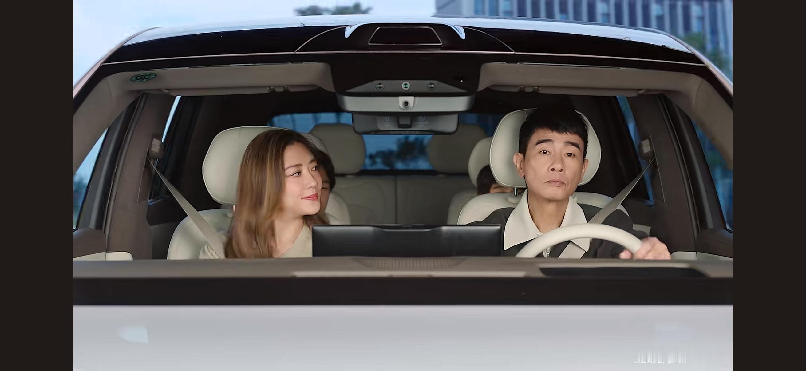 我发现，陈小春找到自己在家里的位置。这辆车，已经是陈小春应采儿认证的「上上位」（