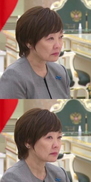 故前首相安倍晋三遗孀，一会哭一会笑，当真奇怪？普京总统在克里姆林宫会见了安倍昭