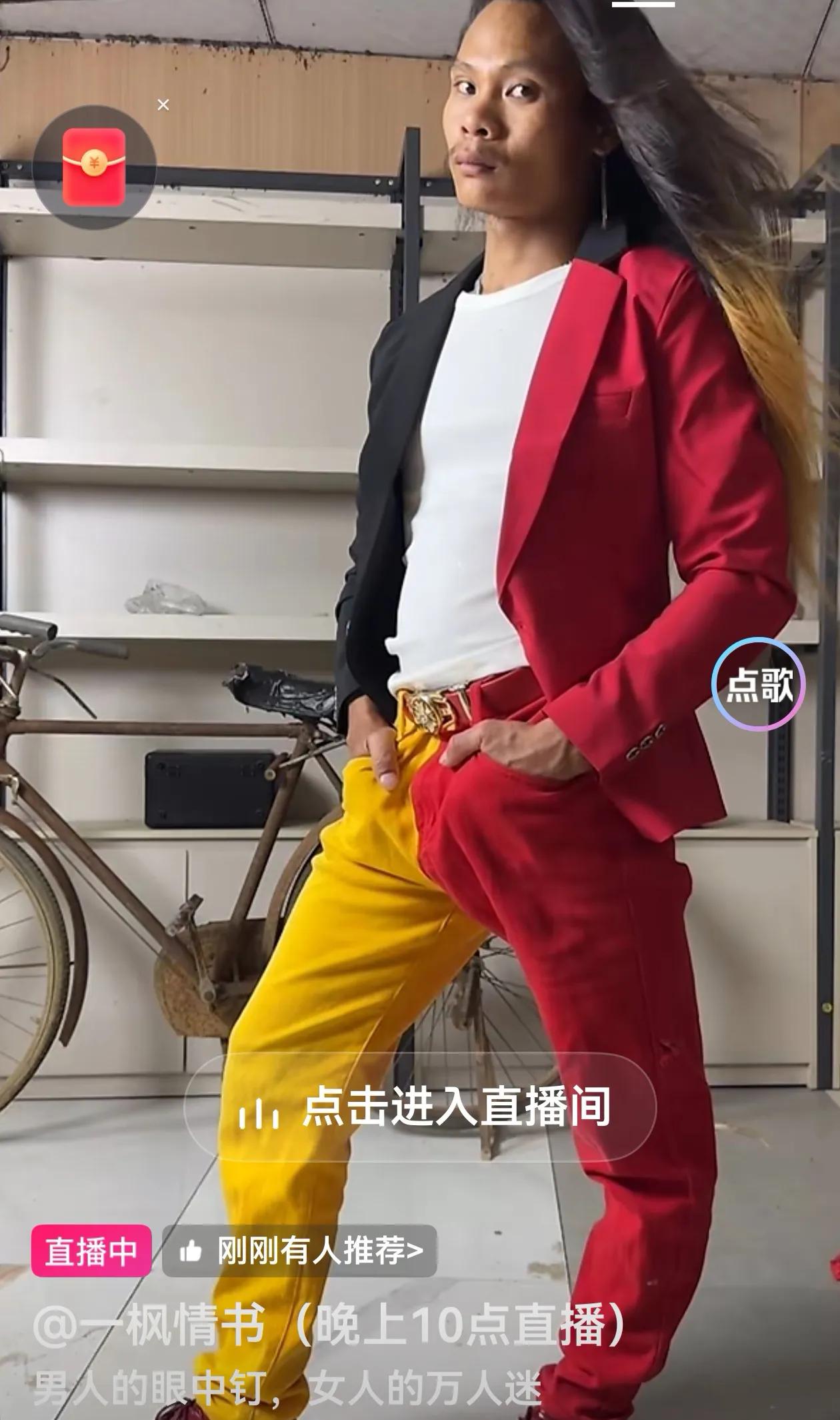 看看这个小青年，天天晚上出来，就这么站着，也不说话，像个哑巴一样，摆着个奇怪的动