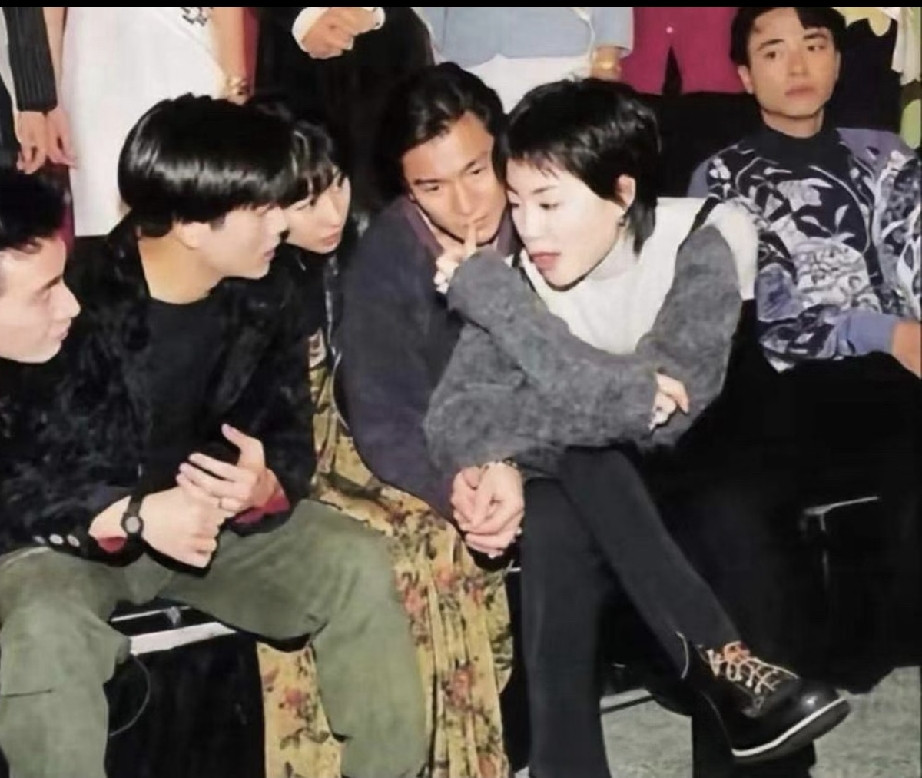 1994年，王菲和四大天王中的刘德华、张学友、郭富城在颁奖礼休息间隙聊天的情景。王菲一只胳膊很自然的