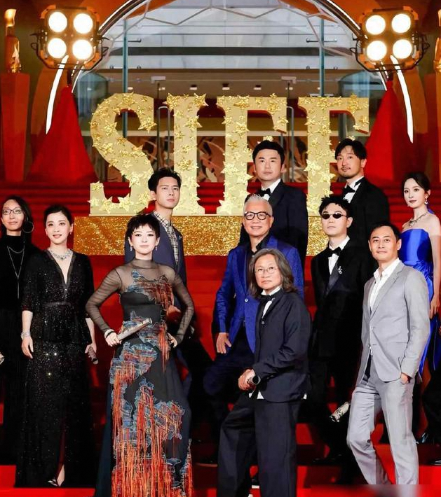 首映：章子怡携女醒醒现身，母女气场非凡