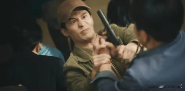 深藏二十年！《交锋》终极内鬼让人后怕谍战剧《交锋》春雷一号行动展开之后，闽中国安一夜抓捕大批潜伏间谍