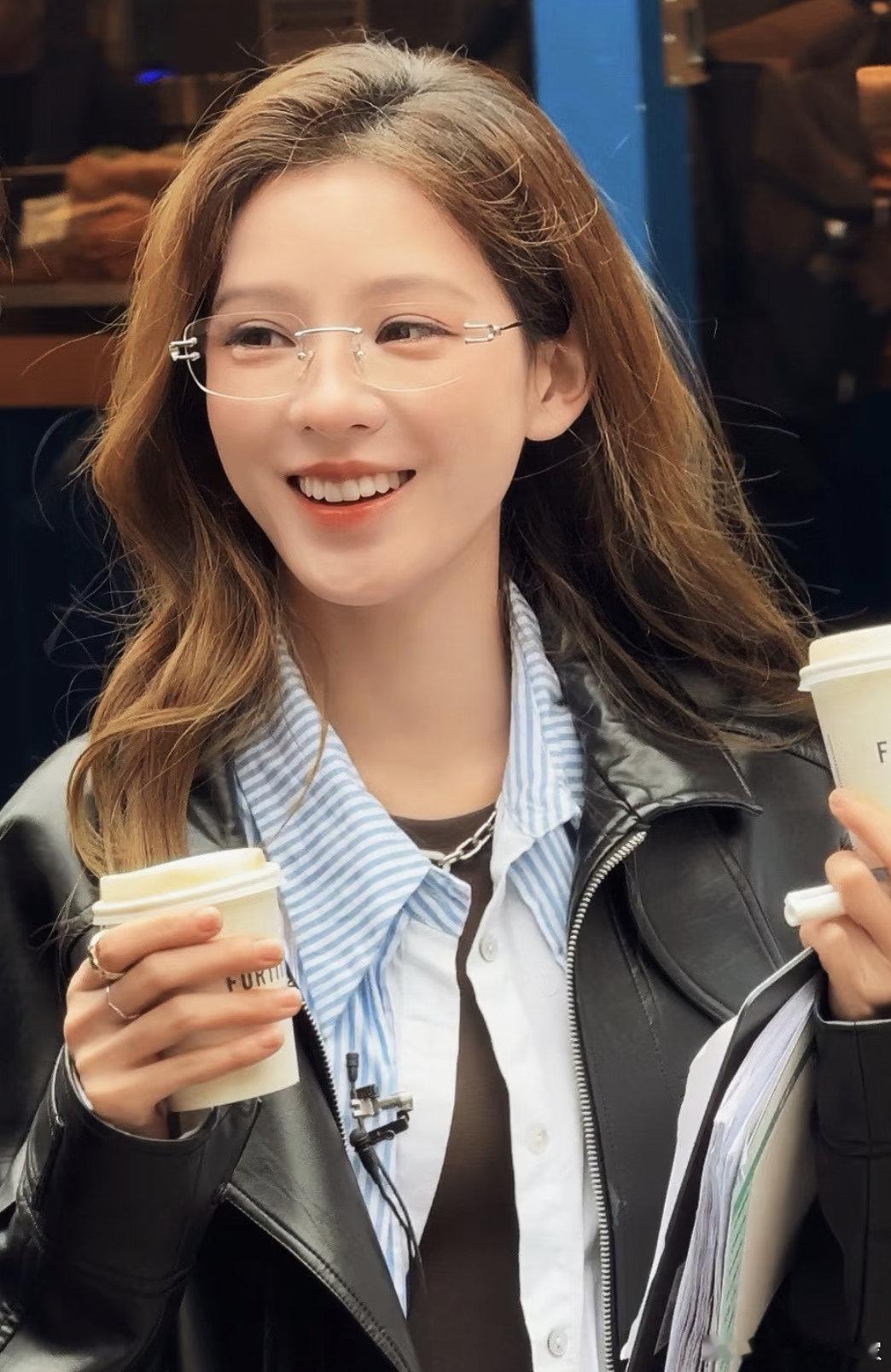 张予曦和机器人比赛跑步张予曦线下活动和机器人比赛跑步，张予曦跑的真的很快，太厉害