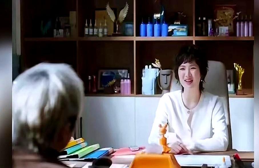 她正在杀死一种偏见。不是用钱，是用命。零下15度，冰天雪地。她脱掉羽绒服，