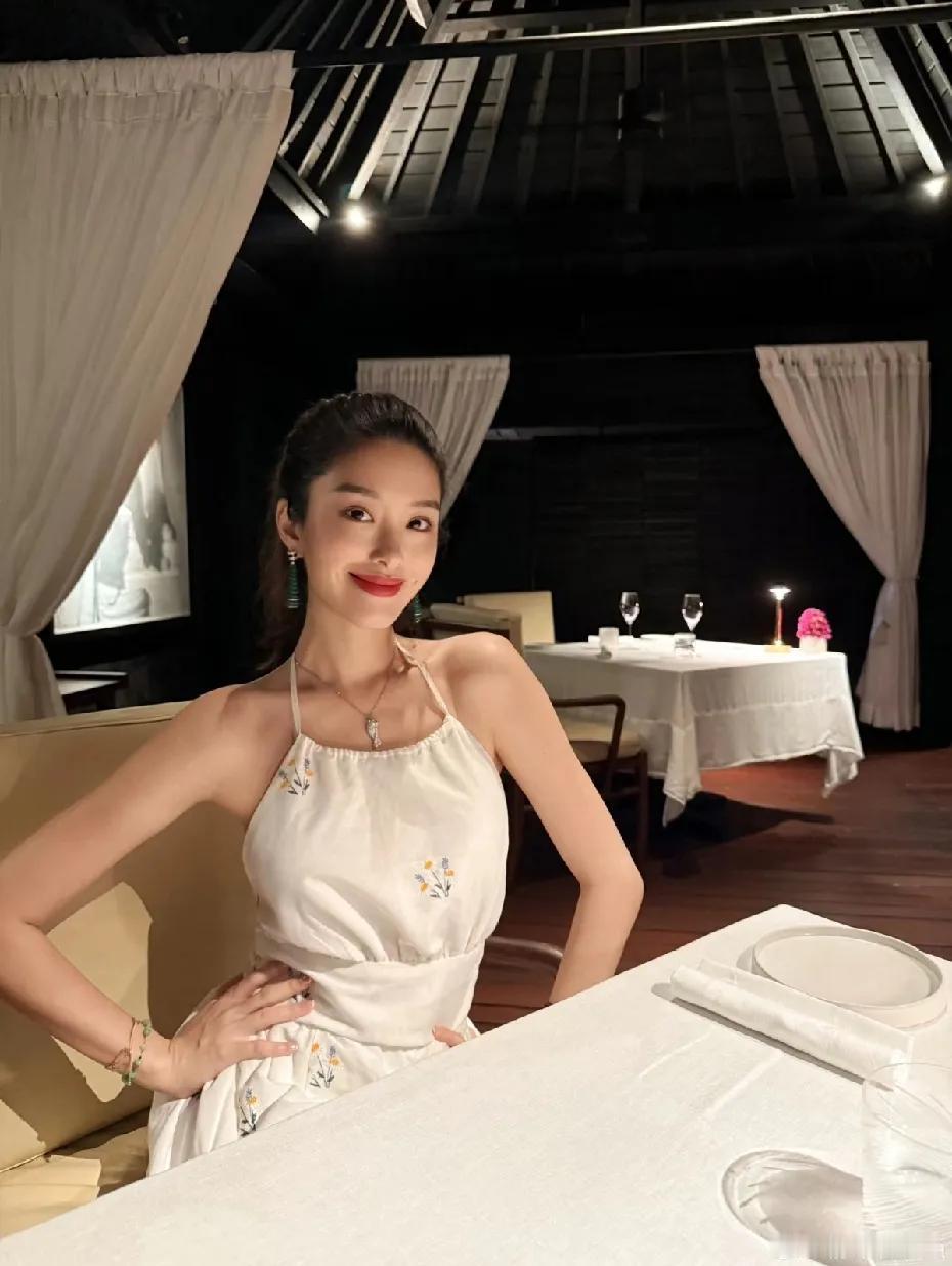 有人好奇，富二代为啥不介意杨采钰的过去么？网友:穷人才对别人有那么高的要求。富人