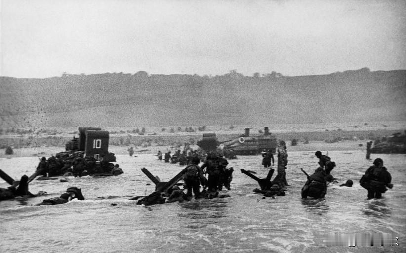 M3冲锋枪第一次出现在战场上，是在1944年6月的诺曼底登陆战中，当时只有少数伞