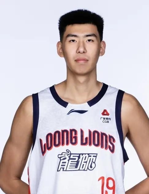 CBA新赛季最高的人叫塔克·法尔，2米28。他上一次在CBA打球，10场就被裁了。而2米26的徐昕被