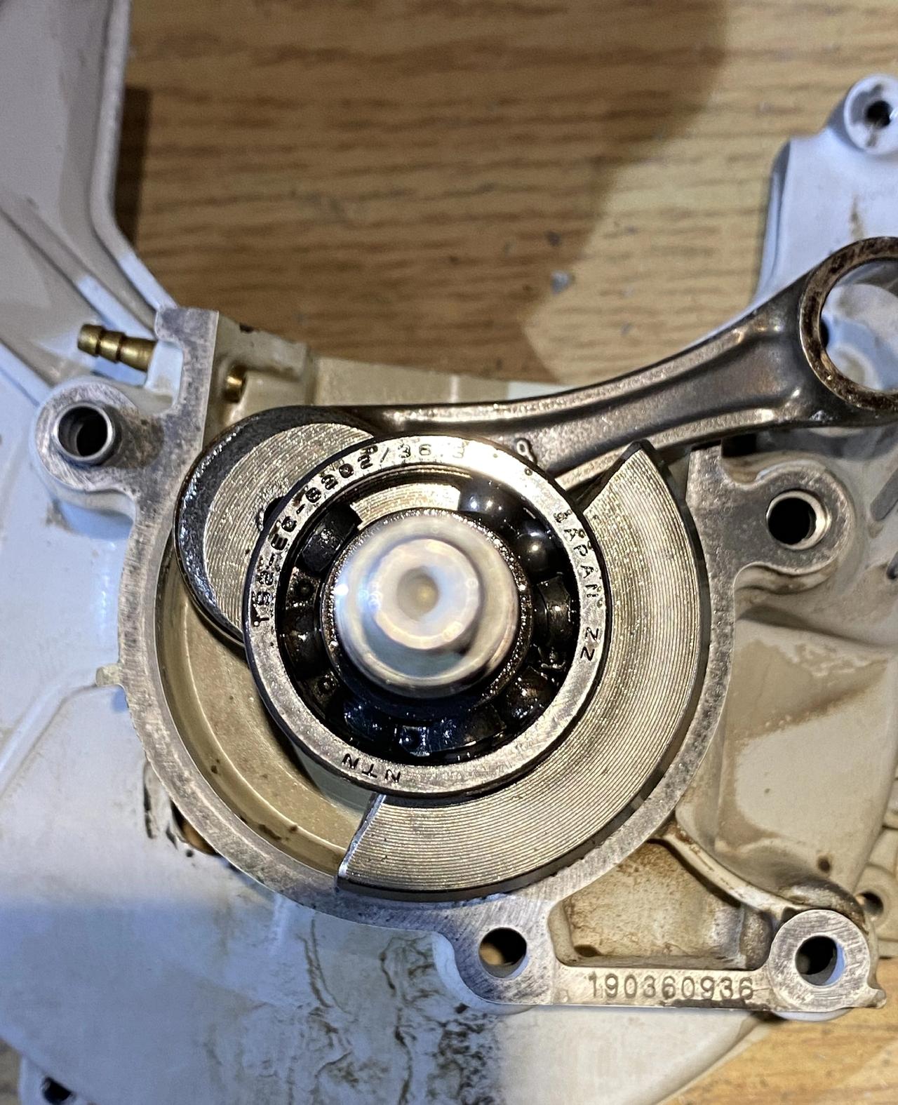 我老板应该是抠门抠到家了，好不容易把电机拆下来了，准备把这轴承换掉，可我老板说不