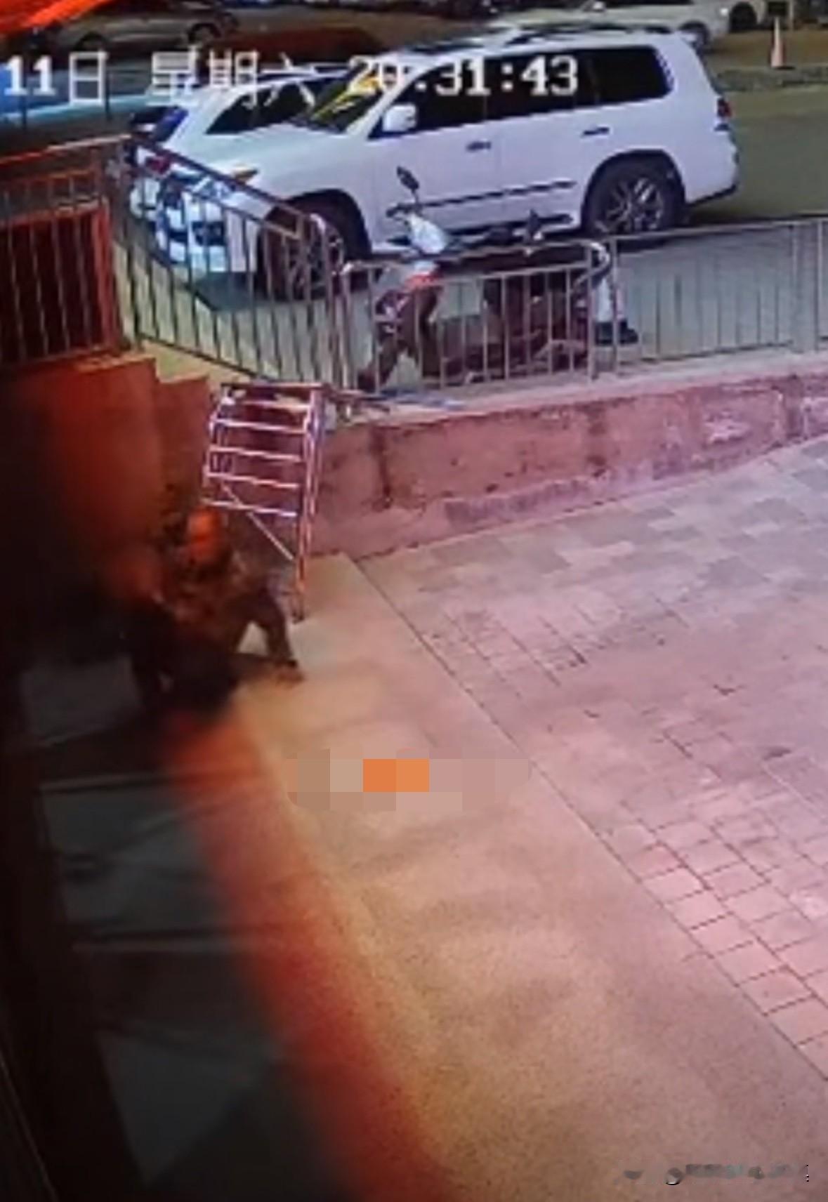大爷去足浴店消费，一看账单太贵，于是直接跳楼逃单！大爷从二楼直接跳了下来，还摔
