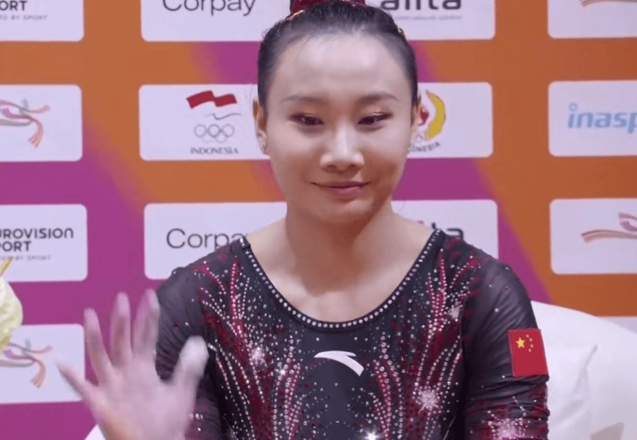世锦赛女子高低杠决赛: 杨凡予微获得铜牌, 内穆尔夺金