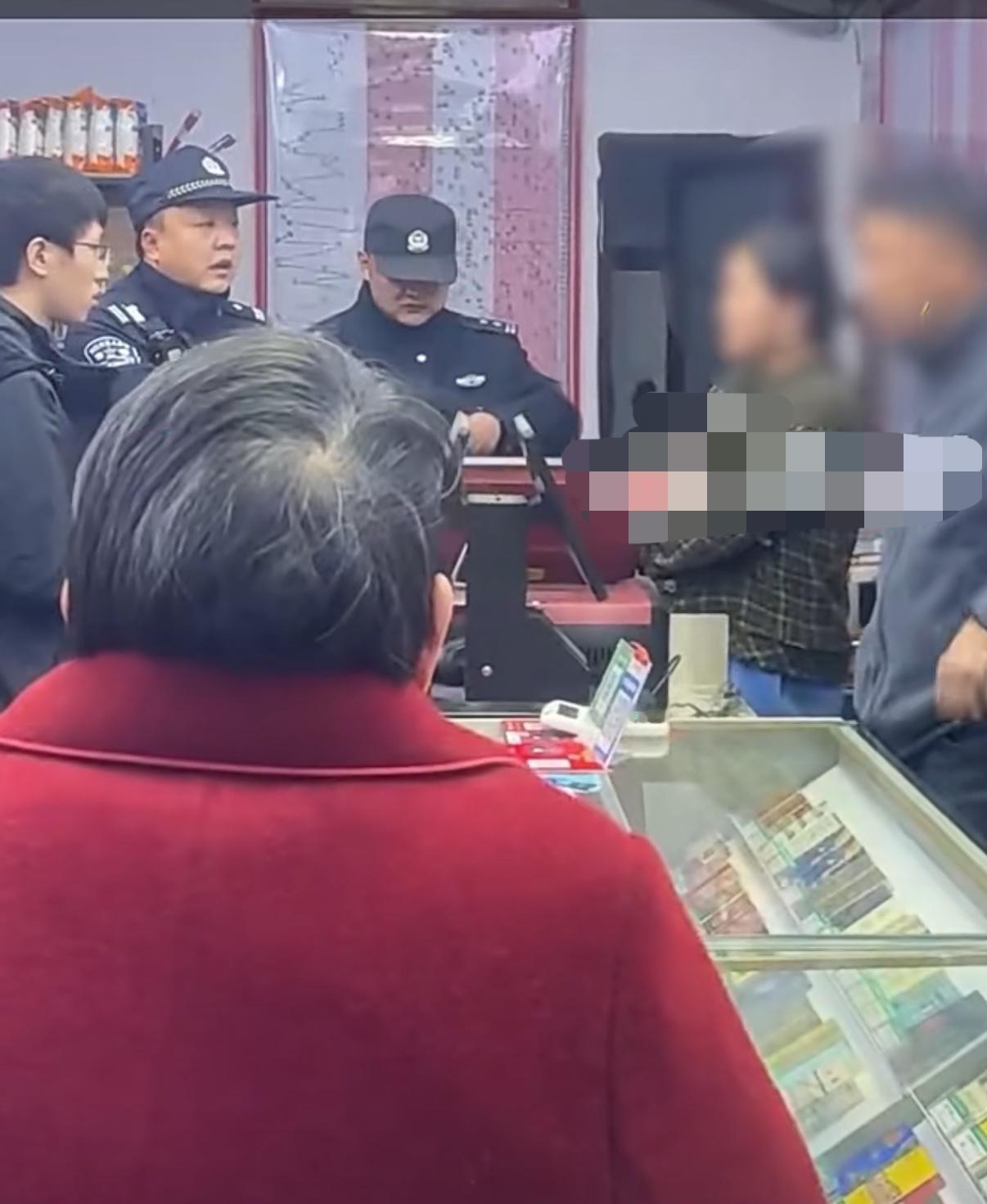 人性的贪欲被显现得淋漓尽致！浙江，一男子在彩票店里刮中10万元的大奖，他开心大