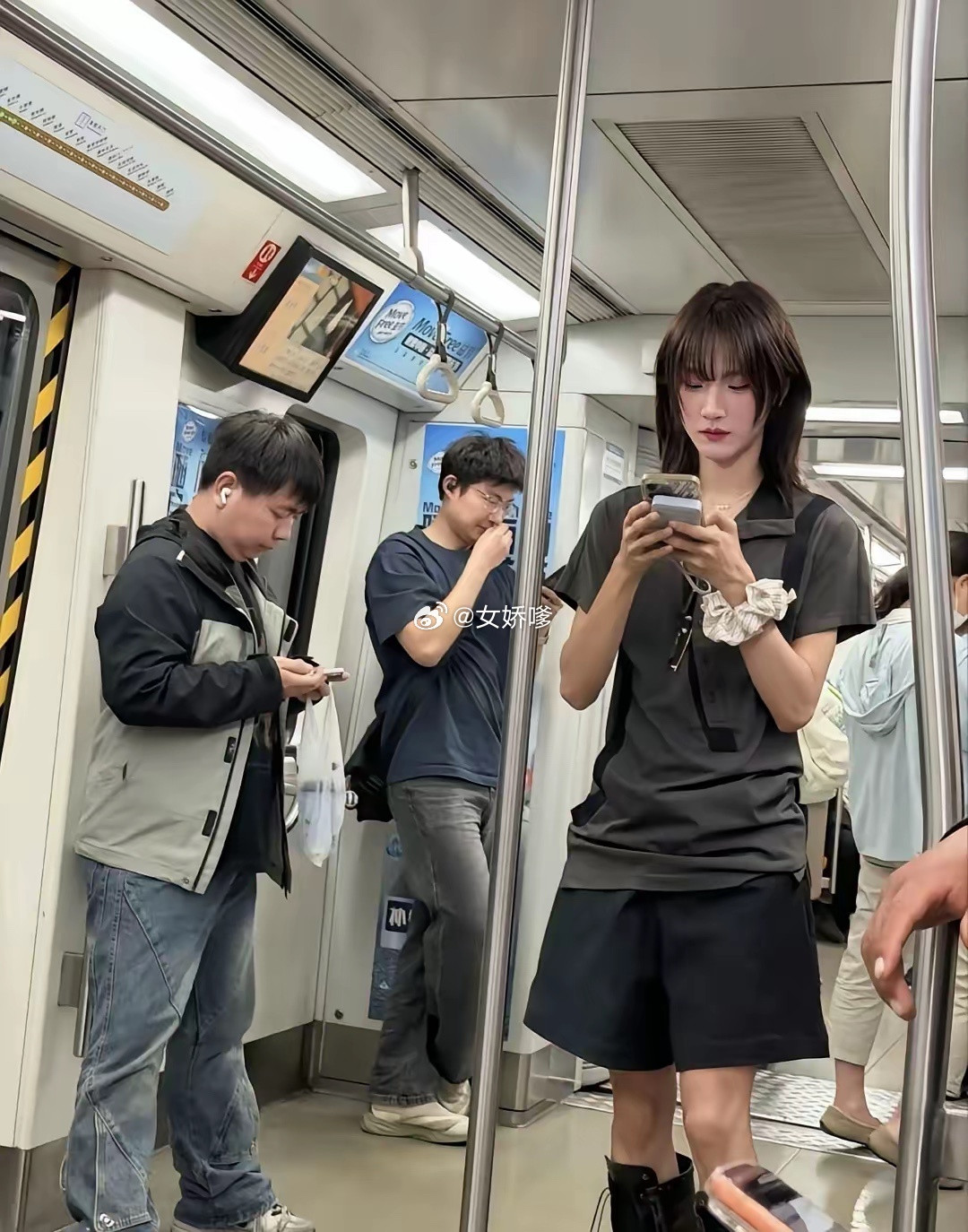 一位网友在地铁上拍到的，一位朋友说这个是男扮女装，另外一位朋友说这个明明就是一位