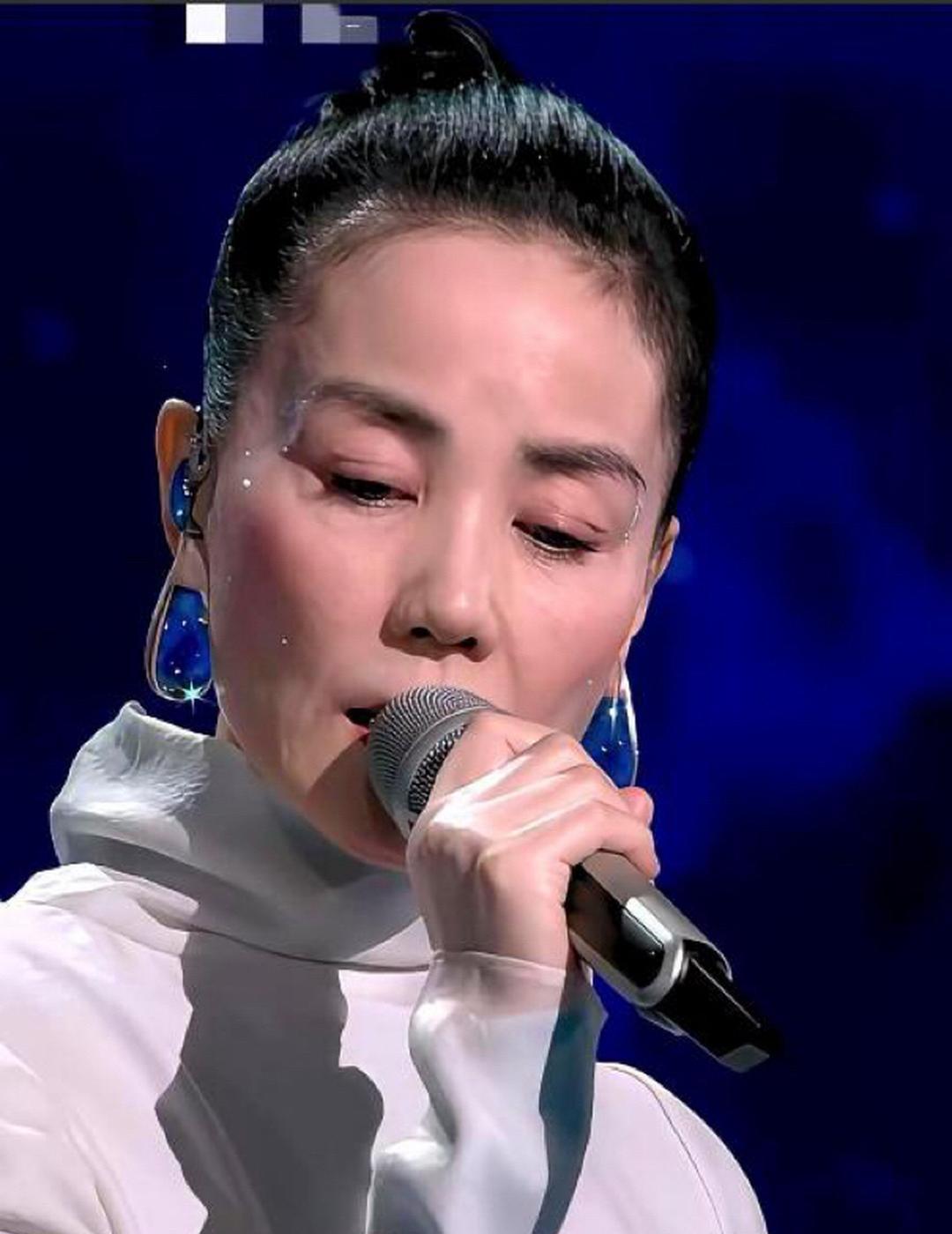 56岁王菲差点让春晚导演下不来台。就因为一句歌词，她当场翻脸：一个字都不许动。