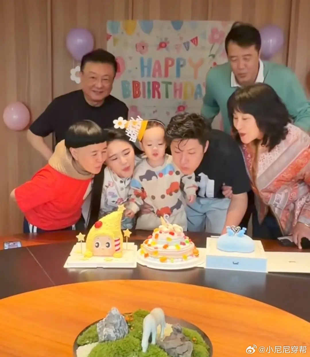 王宁金龟子同框为外孙庆祝2岁生日，小金宝被爱包围，一家好幸福！