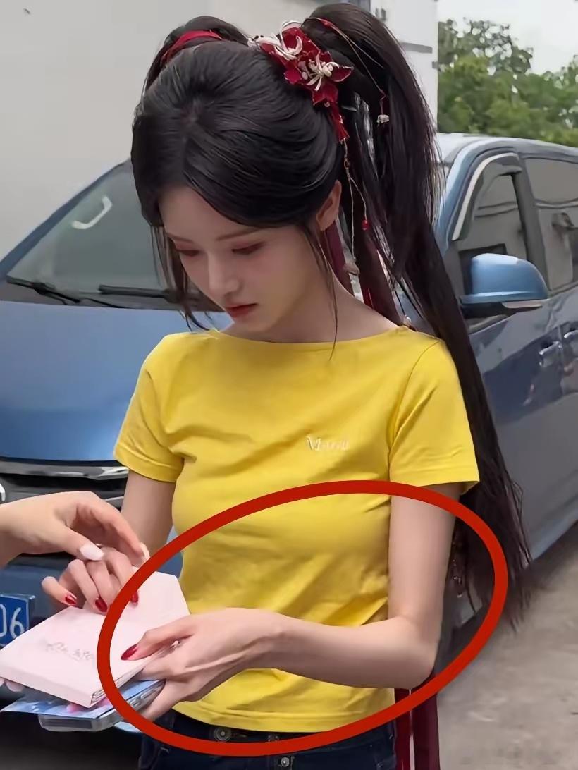孙珍妮，真的是个狠人，胳膊都瘦成“皮包骨”了，她还是不吭声。刷到孙珍妮在新剧《再