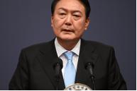 央视这回真是把底裤都给扒下来了，看得人后背发凉。 韩国那个尹锡悦，居然真的为