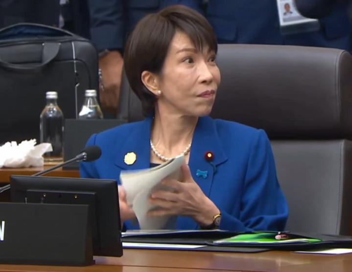 10月31日,高市早苗参加APEC峰会开幕式,穿的还是昨天那套衣服!从曝光的画