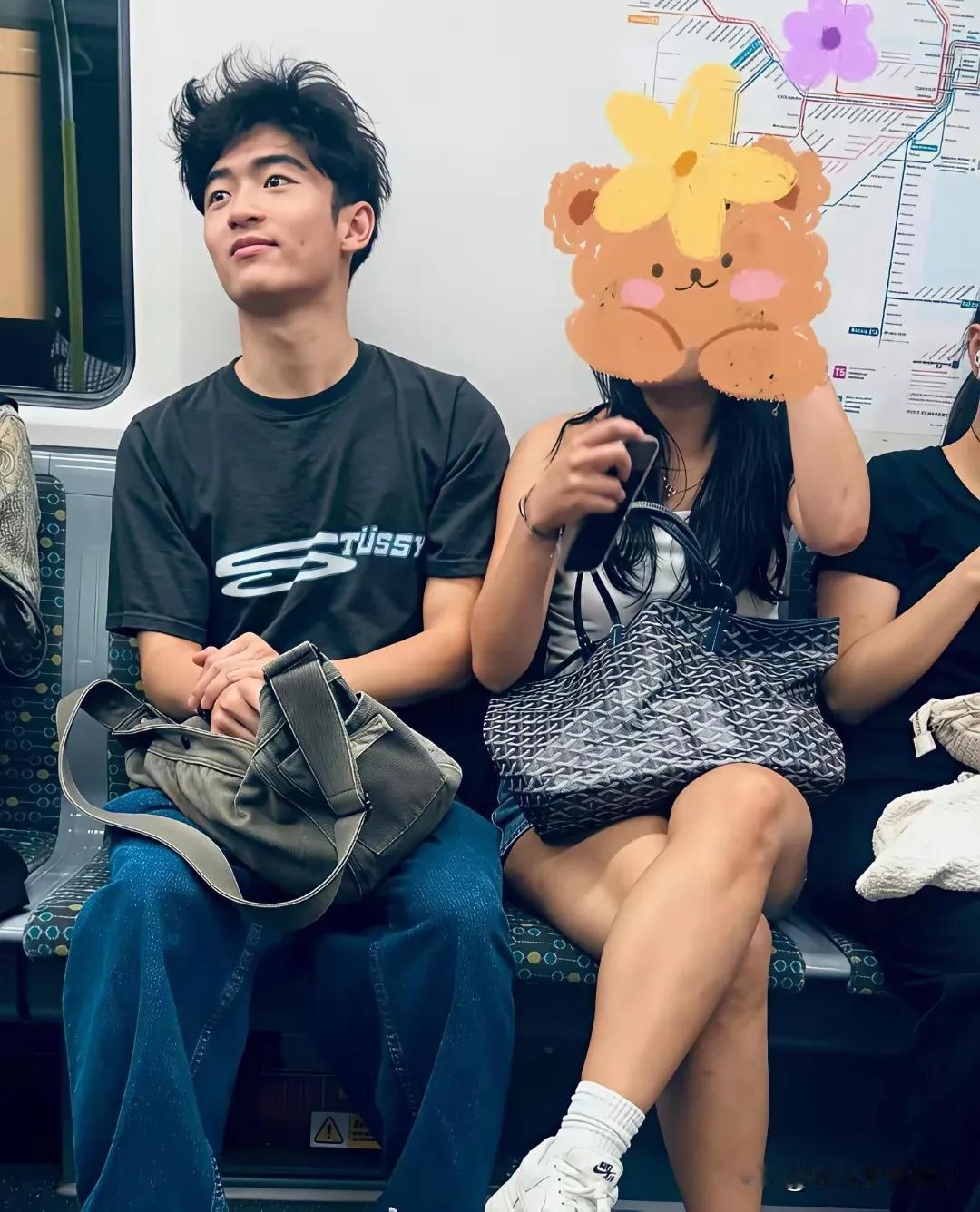 张柏芝的大儿子恋情曝光。张柏芝和谢霆锋的大儿子谢振轩好像在谈恋爱。有网友在地铁上