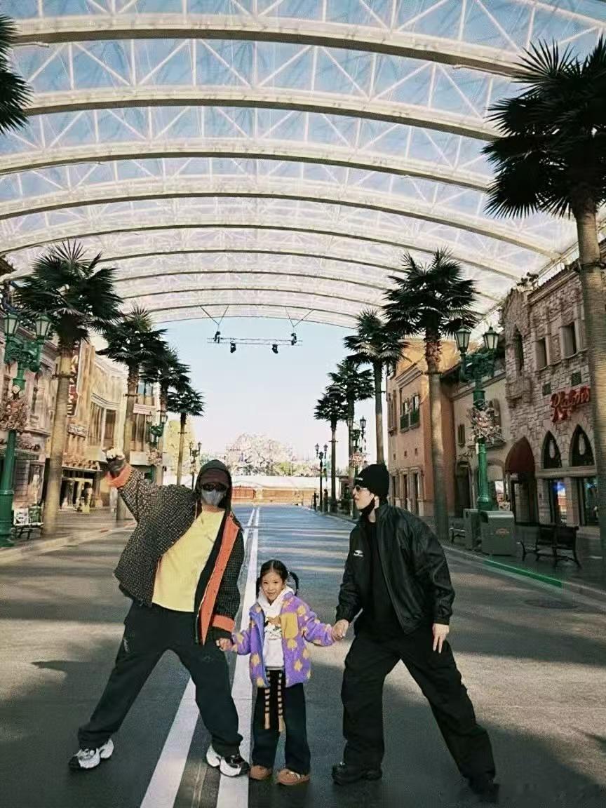 檀健次环球影城plog檀健次和符龙飞带娃照檀健次和符龙飞带娃照，好看，🤩[