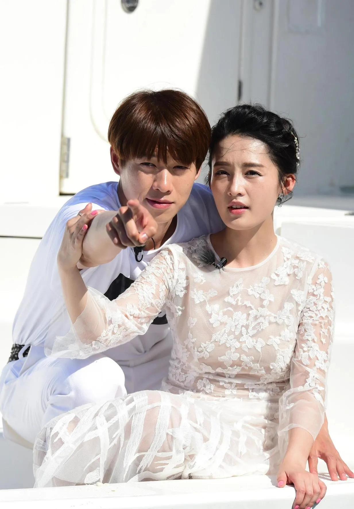 🌊救命！李沁和魏大勋这组海岛CP图也太甜了吧！李沁一身白色蕾丝裙，头发精