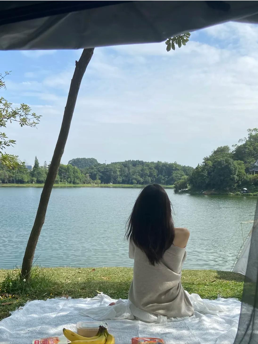 近日，我朋友的一位23岁的大四女学生很是痛苦，爱情的痛苦。她的男友是她的大二师