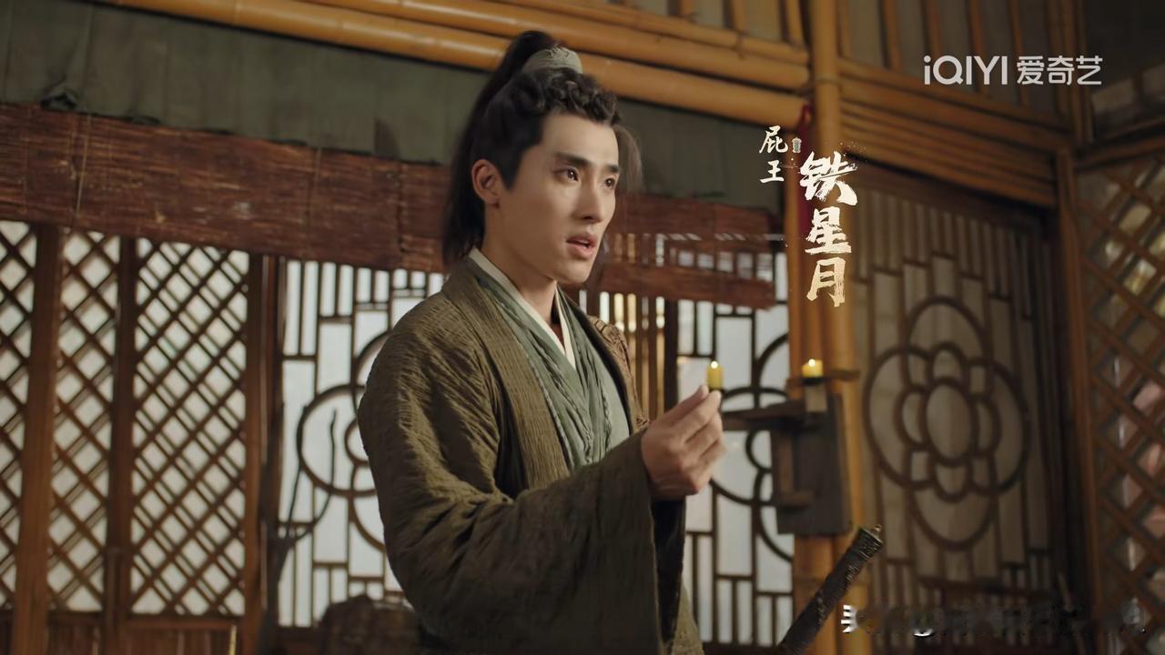 在电视剧《赴山海》中饰演铁星月的演员张赫在抖音开直播，被直播间的网友轮番追问关于