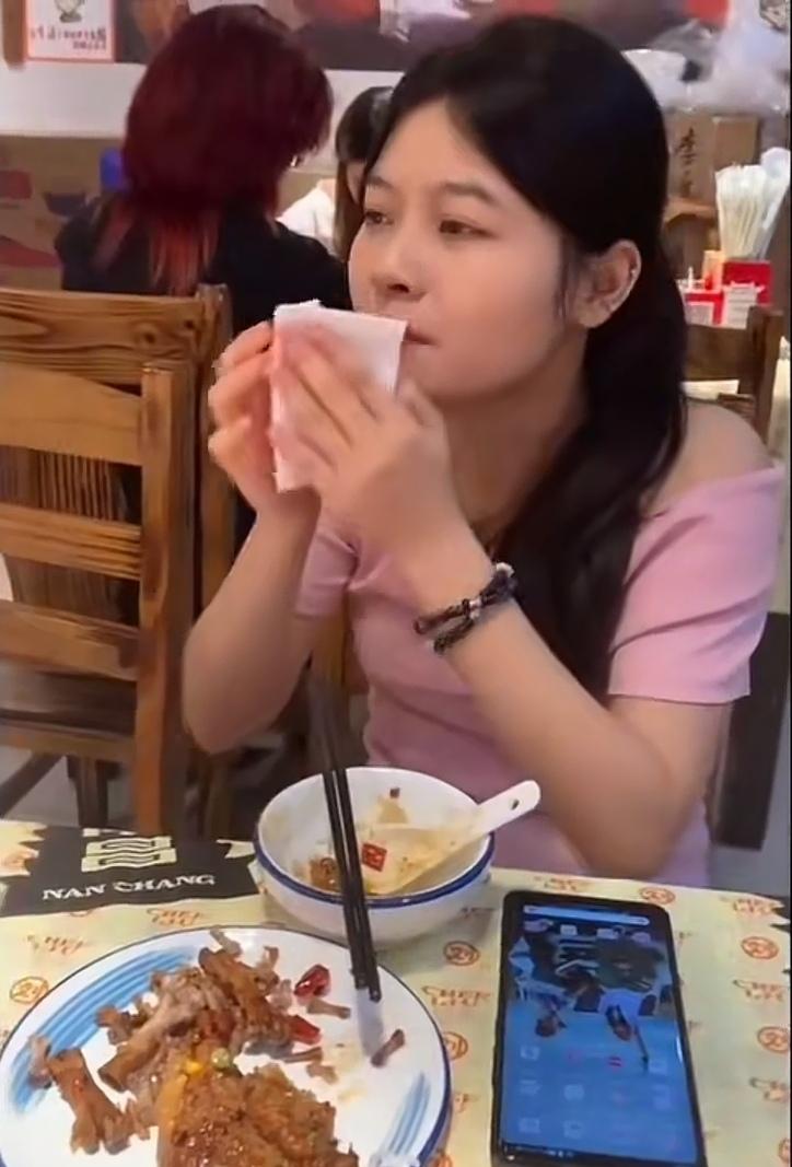 被南昌菜辣晕的广东妹子让人见识了江西菜的辣果然不同凡响。世人一直在争论国内最能