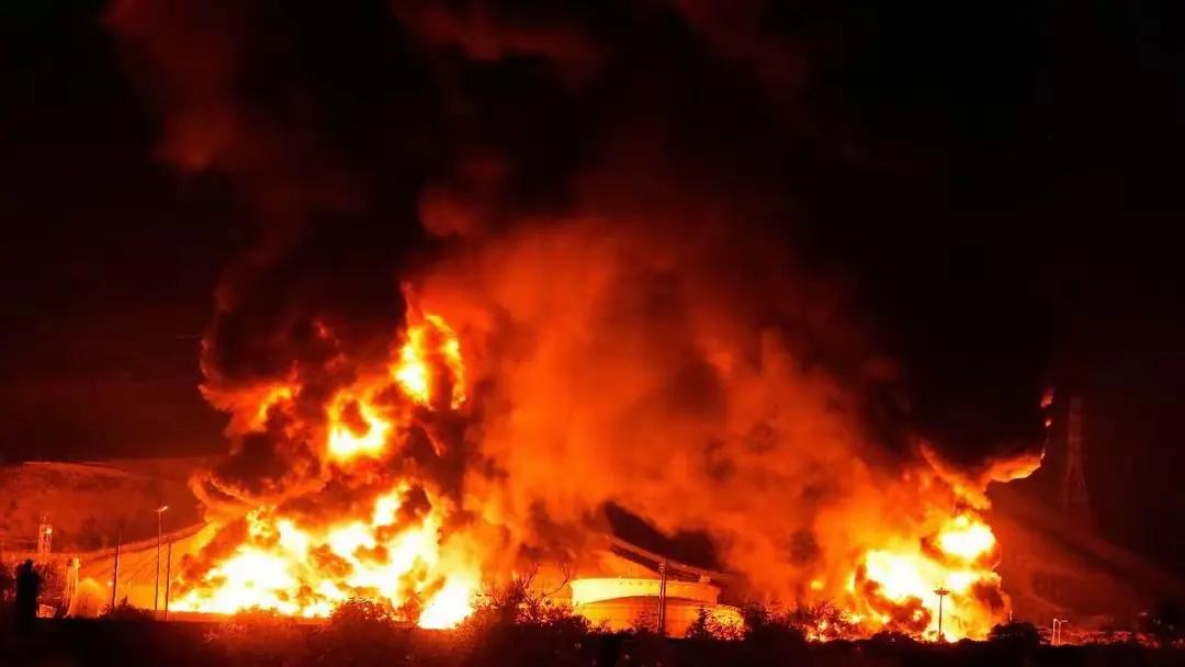 俄乌冲突的结局如下：俄罗斯遭受重创，元气大伤，经济恢复尚需时日，往昔的辉煌已不