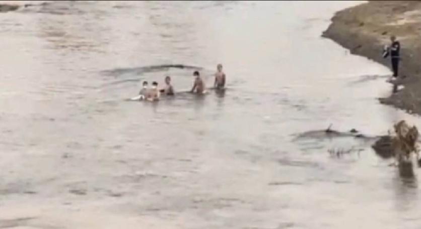 盘踞着电讯诈骗组织的缅甸KK园区，近日遭到缅军大规模轰炸及扫荡。泰国军方消息人士