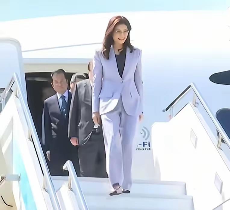 郑丽文到达上海了瞧这一身淡蓝色西装，精神得很！她一下飞机就笑开了花，朝接机的