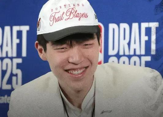 杨瀚森隐藏身份曝光，湖人球迷实锤了，7月11日刚刚在夏季联赛训练中，杨瀚森被问到